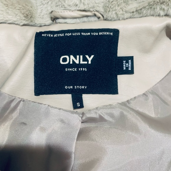 ONLY Faux Fur Hooded Waistcoat - Picture 4 of 5